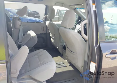 2017 Toyota Sienna Le 8 Passenger z USA, uszkodzony, nr VIN 5TDKZ3DC7HS768135